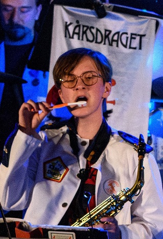 svante borstar tänderna