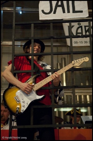 Heinz spelar på en Texasgitarr. Kårsdragets Höstkonsert 09 (5:e dec 2009)